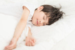 孩子怕黑開燈睡覺？快停止這個行為！