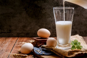 母乳不足？剛出生的寶寶能不能喝配方奶？