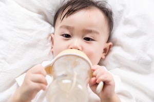 母乳喂養(yǎng)的寶寶，需不需要喂水？